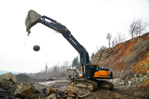  1 	Großbagger HD Hyundai HX520AL: Knäppern mit einer 850 kg schweren Fallkugel im Steinbruch Bad Endbach bei der Firma Bau-Rec Bohländer GbR 