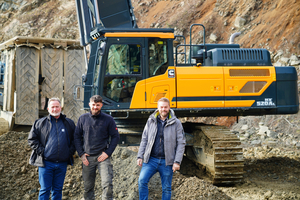  3 	Das Team vom Steinbruch: (V.l.n.r.) Dino Götz, Nils Bohländer und Helmut Frantz (alle DiTec). Der Großbagger bewährt sich bestens im harten Vulkangestein in Oberhessen 