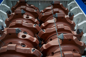  2	The design philosophy of the TAKRAF X-TREME Class Sizer is to maximize the machine’s grip on large lumps 