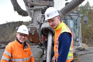  1	Ekkehard Bolle (left) shows Philipp Tuschhoff the new drill bit 