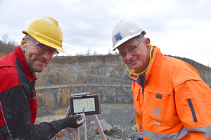  5	Bernd Eiding, Senior Operations Manager at BAG (Stockhausen) is more than satisfied with the measuring of the drilled holes by Joachim Milde, Sprengtechnik 24 (left) 