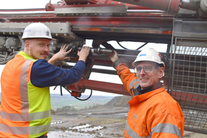  2	Philipp Tuschhoff (left) and Ekkehard Bolle examine the 80-mm flushing head 