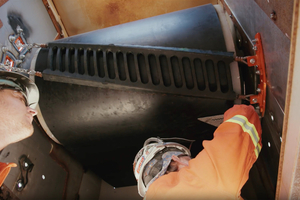  4	Innovative Geräte wie der CleanScrape haben die Installation und das Spannen von Bandreinigern neu definiert 