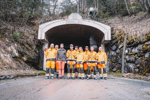  6	Freuen sich über die erfolgreiche Inbetriebnahme der neuen Aufbereitungsanlage (von links): Ralf Henning (Sales Manager Central Europe; Rockprocessing Solutions), Alois Raffelsberger (Vertrieb und Service Österreich; SRP), Stefan Eggenreich (Betriebsleiter; Wolfram Bergbau und Hütten AG), Christoph Podpeskar (Leiter mech. Werkstätte und Brechanlage; Wolfram Bergbau und Hütten AG), David Schlager (Servicetechniker; SRP), Sandra Pietsch (Marketing Professional Central Europe), Fabio Bürgler (Servicetechniker; SRP), Michael Brugger (Projektleiter u. Sicherheitsfachkraft; Wolfram Bergbau und Hütten AG) und Harald Hausch (EHS Manager Central Europe) 