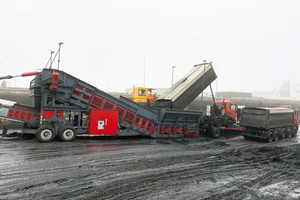 The W800 truck unloader for Lanser Trio was engineered to handle a diverse range of materials, including cokes, coal, and slag 