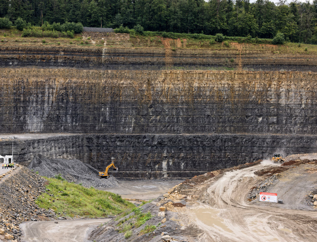 Lukas Gläser relies on Cat Command remote control for raw material ...