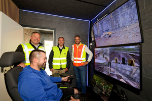  2	Zusammen mit Olivier Dutruy (stehend in der Mitte), Caterpillar Distriktmanager für Zentral-Europa, machen sich Holger Schulz (stehend links), Vorsitzender der Geschäftsführung von Zeppelin Baumaschinen, und Christoph Kübler (stehend rechts), Geschäftsführer der Lukas-Gläser-Gruppe, ein Bild, wie der Fahrer den Dozer vom Kommandostand aus steuert  