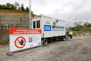  5 	Die Bedienstation, untergebracht in einem modernen Container außerhalb des Gefahrenbereichs, ist der neue Arbeitsplatz für die Mitarbeiter 