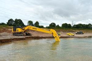  2	Der PC700LC-11E0 bewältigt den Aushub des Kiesvorkommens bis zu 12&nbsp;m unter der Wasseroberfläche und übernimmt auch die Verladung vom Rohkies  
