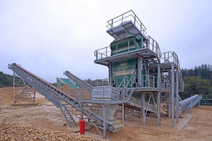  At the new pre-screening station, a double-deck flip flow screen removes marl fractions from the valuable rock and returns it to the pre-crushed material 