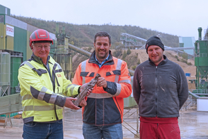  On-site meeting with handover of St. Barbara (from left): SBM Regional Sales Manager Herbert Schatzl, Christian Rebmann, Managing Director STORZ Baustoffe and Plant Manager Matthias Kohli 