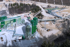  The re-newed STORZ gravel plant in Neuhausen ob Eck. On the right, on the hill, the primary crusher, followed by the pre-screening station and secondary stage, and the screening line with new tertiary stage and dry sand preparation 