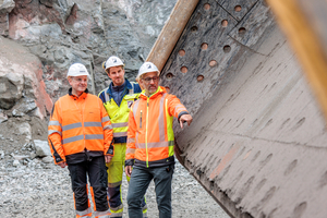  2	Marco Röhrig (right) inspects together with plant manager Sebastian May (centre) and Silvio Spiegel from Metso (left) the rubber elements in the truck body after two years of use. These are bolted together with pre-welded bolts, protect the lighter steel substructure and absorb a large part of the vibrations when loading heavy crushed material 