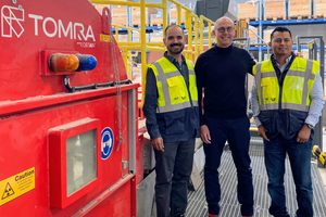  3 	Amaury Colunga (links), Operations Manager, und Javier Medellin (rechts), Crushing Superintendent, beide von Orbia (Koura), mit Albert du Preez (Mitte), Head of TOMRA Mining, bei den Tests im TOMRA Test Center in Wedel 