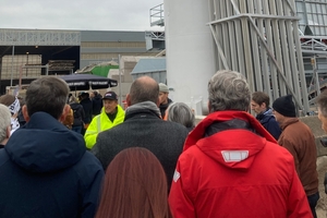  2	150 experts from the construction industry, politics and research attended the launch. Walter Feeß (yellow jacket) explains the process in front of the CO2 silo 