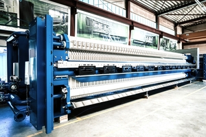  3 	Die Membrankammerfilterpresse ist 85 Tonnen schwer, 16 m lang verfügt über ca. 12 000 l Kammervolumen bei einer ca. 850 m2 Filterfläche 