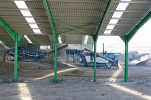  2 	Prallbrecher MOBIREX MR 130i PRO im Zusammenspiel mit dem Grobstücksieb MOBISCREEN MSS 802i EVO von Kleemann zur Aufbereitung von kontaminiertem Abbruchmaterial 
