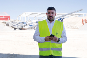  3 	Juan Manuel Camacho, Eigentümer von RECICAM, ist mit der einfachen Bedienung der Kleemann Anlagen und besonders SPECTIVE CONNECT sehr zufrieden 