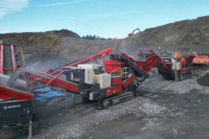  2 	Im Bild zu sehen die Kombination des vollelektrischen Backenbrechers UJ443e (rechts) mit dem elektrisch angetriebenen Kegelbrecher QH443E (Mitte) und dem hybriden Dreideck-Doppelsieb QA452e 