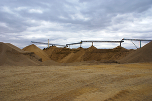  	Sand aus dem Landesinneren wird abgebaut und auf Halden für den Transport zur Aufbereitungsanlage gelagert 
