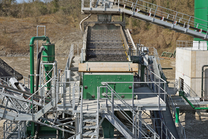  6 	Direkt unterhalb des Doppeldeck-Waschsiebs ist die effiziente zweistufige Sand-Produktion mit Hydrozyklon platziert (im Bild links) 