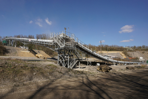 4	Per Landband mit 90°-Übergabestation gelangt das Material in das höhergelegene Schotterwerk 