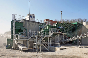  2 	Der Vorbrecher mit 60-m³-Aufgabe und Vorsieb wurde auf dem Fundament des ehemaligen Walzenbrechers errichtet 