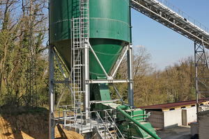  5 	Als Sekundärbrecher liefert der reversierbare Horizontal-Prallbrecher SMR 13/13/4 von SBM direkt unterhalb des 200-m³ Puffersilos bis zu 280 t/h der Zwischenkörnung 0/50 