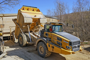  6 	Der Bell B45E&nbsp;4x4 am 60-m³-Aufgabebunker des Ostrauer Vorbrechers 