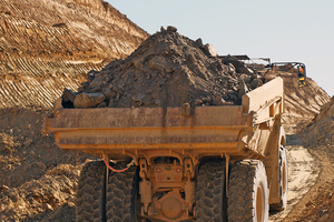  4 	Mit Muldenerhöhung und automatischer Heckklappe „packt“ der Bell B45E 4x4 bis 44 t Abraum auch auf Steigungen von rund 20 % 