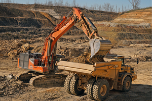  3 	Perfect Match: Schnelle 7 bis 8 Ladespiele benötigt der Großbagger Hitachi ZX490&nbsp;LCH-7 mit 3,2-m³-Tieflöffel zum Beladen des Bell B45E&nbsp;4x4 