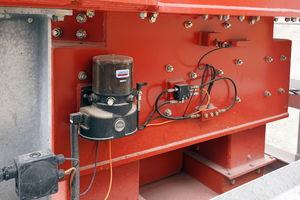  7 	Ein automatisches Schmiersystem minimiert die Wartungsarbeiten am SBM Vertikalprallbrecher V8 