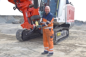  2 	Das Sandvik CT67-Bohrgestänge mit Bohrkrone in den Händen von Olaf Kerker 