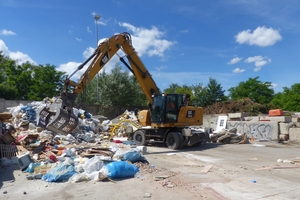  Vorsortierung des Inputs mittels Bagger: Großformatige Baustoffabfälle und Störstoffe 