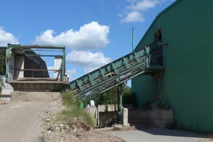  Schweraufgabeband mit Magnetscheider zur Vorabsiebung in der Halle 