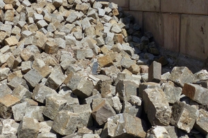  Aussortierte, wiederverwendbare Pflastersteine 