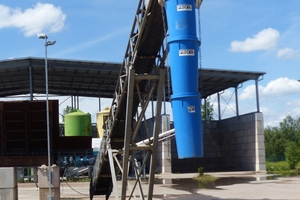  Im Vordergrund: BigBag- und Silo -Verladeanlage 