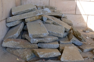  Aussortierte, wiederverwendbare Steinplatten 