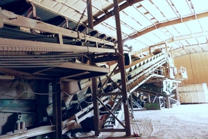  Materialtransport über Förderbänder zu den Sieb- und Sichtanlagen 