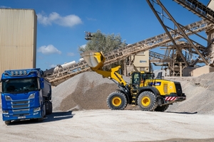 WA485-11 bei der LKW-Beladung 