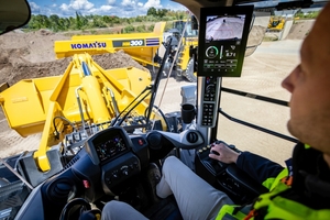  Komatsu Fahrerassistenzsystem mit LoadPilot (Monitor oben rechts) 
