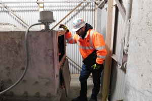  1 Die sichere Wartung eines Bandreinigungssystems erfordert Schulungen und die Einhaltung der entsprechenden Sicherheitsvorschriften 