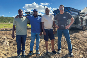  2 	Maschinenübergabe: (v.l.) Eigentümer Sabasi Shirima), Jerry Muchiri (Kleemann Experte in Afrika), Eigentümer Sifaeli Muguli, Markus Hofmann (Kleemann Area Sales Manager Africa) 