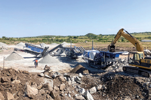  1 	Kleemann Anlagenzug nahe des Viktoriasees: Nach dem Brechen des Granits durch Backen- und Kegelbrecher klassiert die Siebanlage das Material in drei definierte Endprodukte 