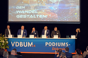  Klartext: Auf der hochkarätig besetzten Podiumsdiskussion zu Beginn des VDBUM Großseminars (hier 2025) werden aktuelle Branchenherausforderungen aus verschiedenen Blickwinkeln dargestellt. Die Diskussionen sind stets konträr, aber fair 