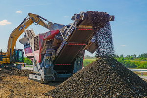  Direkt auf der Autobahntrasse bricht der REMAX 600 Asphaltaufbruch für den Straßenunterbau 