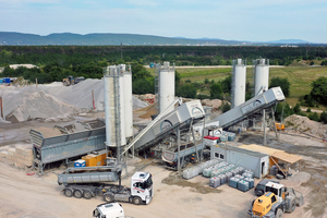  Dank des minimalen Platzbedarfs bieten die beiden Betonmischanlagen EUROMIX 3000 viel Raum für schnellen und sicheren Lieferverkehr 