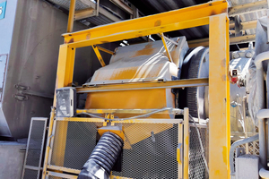  	Dust-tight enclosure with funnel for removing the cleaned material 