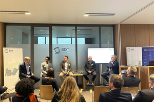  In the second panel discussion, Tim-Oliver Müller, Dr. Kaleb Yared (Holcim (Deutschland) GmbH), Carl W. Finck (RST Recycling und Sanierung Thale GmbH), Thorsten Kallnischkies (DEGES Deutsche Einheit Fernstraßenplanungs- und Bau), and Dr. Vassilios Karavezyris (Federal Ministry for the Environment, Climate Protection, Nature Conservation, and Nuclear Safety) agreed: The circular economy in construction is ready for the market 