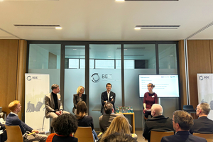  Following the first presentation, Daniel Imhäuser, Katrin Habenschaden (Deutsche Bahn), Thomas Schneider, and Freya Sternkopf (BDE) took part in a panel discussion (from left to right) on how to ensure the use of more recycled materials in the construction industry 